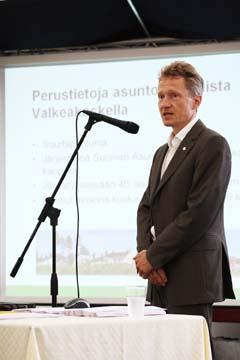 Toimitusjohtaja Pasi Heiskanen kertoi perustietoja asuntomessuista ja Valkeakosken asuntomessujen olevan järjestyksessään jo 40. asuntomessutapahtuma.