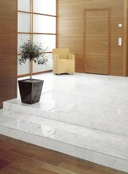 Luonnonmateriaaleina kivi ja puu ovat kuin luodut toisilleen. Bianco Carrara -marmori antaa valoa eteisaulaan.