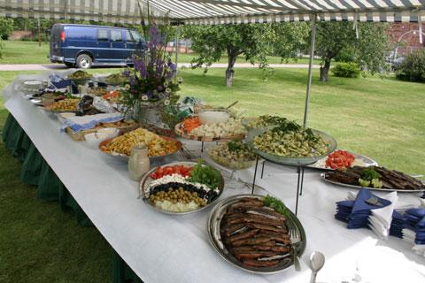 Ulkojuhlissa ruoan säilyvyyteen on kiinnitettävä erityistä huomiota.