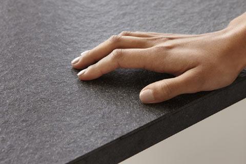 Hienostunut Nero Assoluto satiini-graniitti on pinnaltaan hiukan epätasainen, mutta silkkisen sileä käden alla.