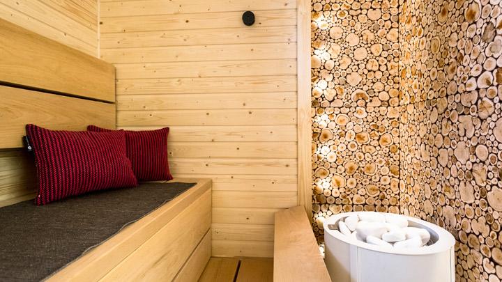 Saunan laudemateriaalina on tervaleppä. Seinällä, kuusipaneelin parina oleva moduulipaneeli Katajais tuo saunaan lisää persoonallisuutta.
