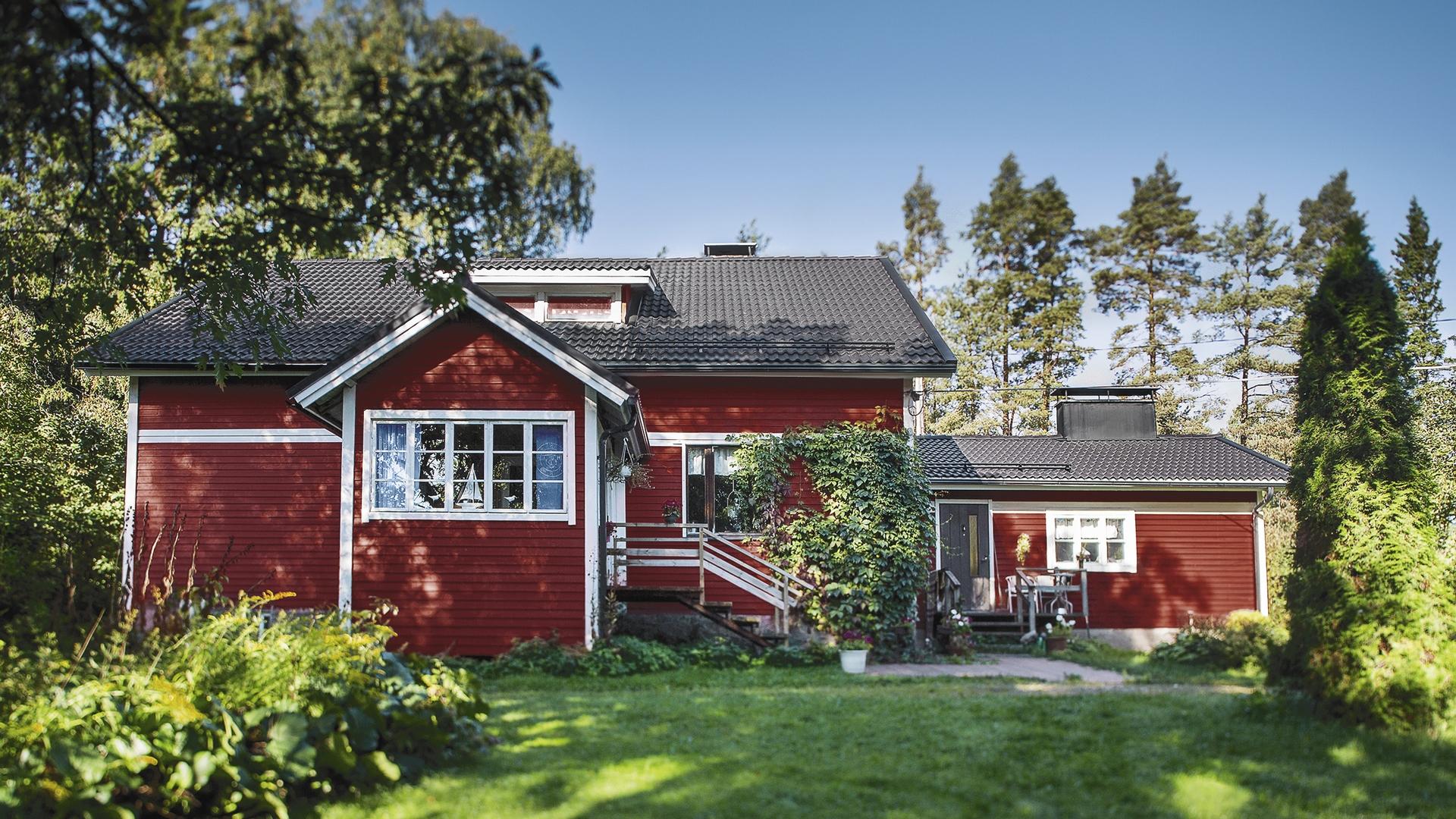 Suomalaiseen arkkitehtuuriin ja maisemaan sopiva Ormax betonitiilikatto on kestävä, äänetön ja talon arvoa nostava vesikatevaihtoehto.