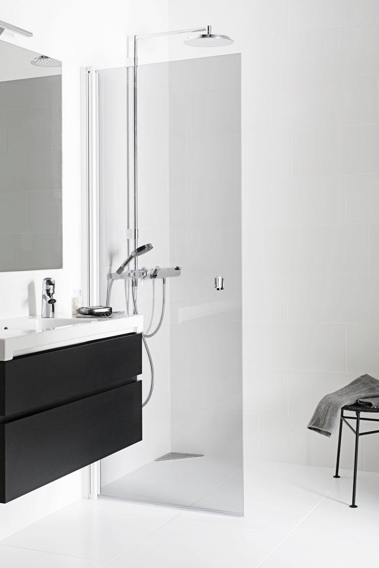 IDO Showerama 8-01 on selkeälinjainen suora suihkuseinä. Seinässä on saranat, joiden ansiosta se voidaan kääntää sivuun silloin kun suihkua ei käytetä.