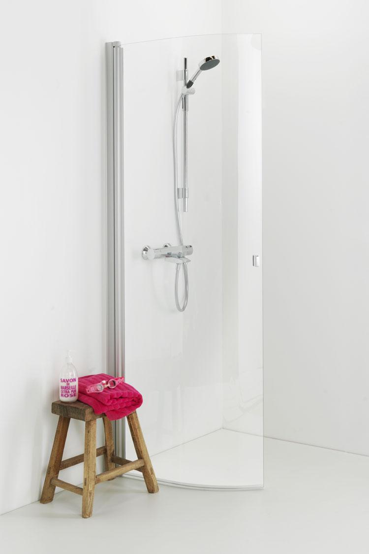 IDO Showerama 8-41 on tyylikäs kaareva suihkuseinä, joka voidaan kääntää sivuun silloin kun suihkua ei käytetä. Seinän alareunassa on laahustiiviste, joka vähentää veden pääsyä suihkun ulkopuolelle.