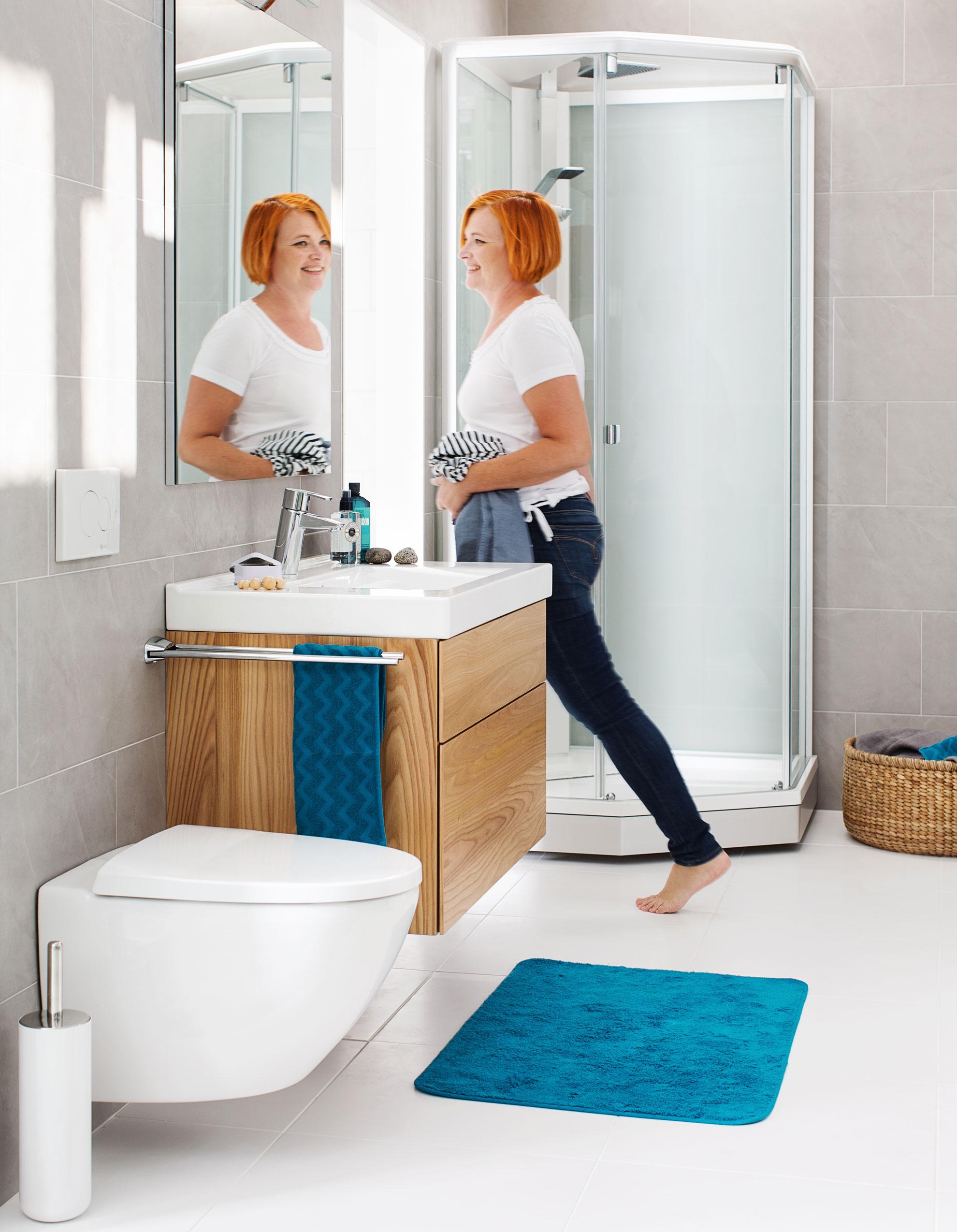 Showerama 8-5 -suihkukaapin suihkupilari ja lattiaprofiili on saatavana mustana, valkoisena ja punaisena.