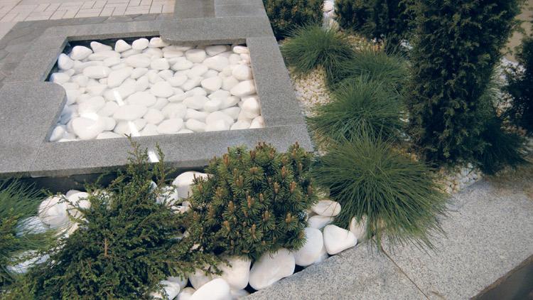 Tulikivi Deco White koristekiviuutuus on näyttävä vesialtaissa ja istutuksissa. Vesialtaan reunat viimeistelee Kuru Grey –graniitti ja kasvialtaan harmaa muurikivi.