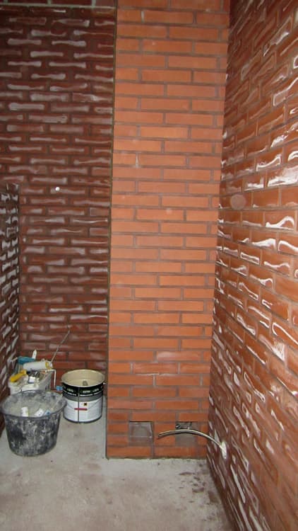 <p data-block-key="sm26i">Puhtaaksi muuraamalla saadaan siistiä tiilipintaa, jonka kehtaa jättää esille.</p>