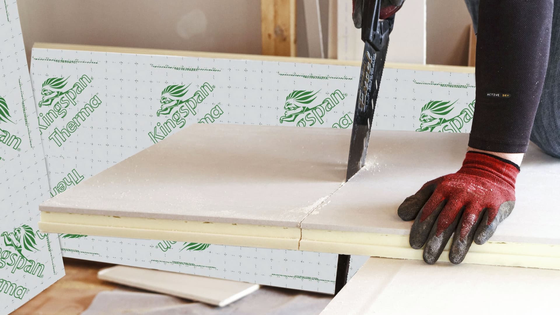 Kingspan Therma -eristeen katkaisu onnistuu käsisahaa käyttäen.