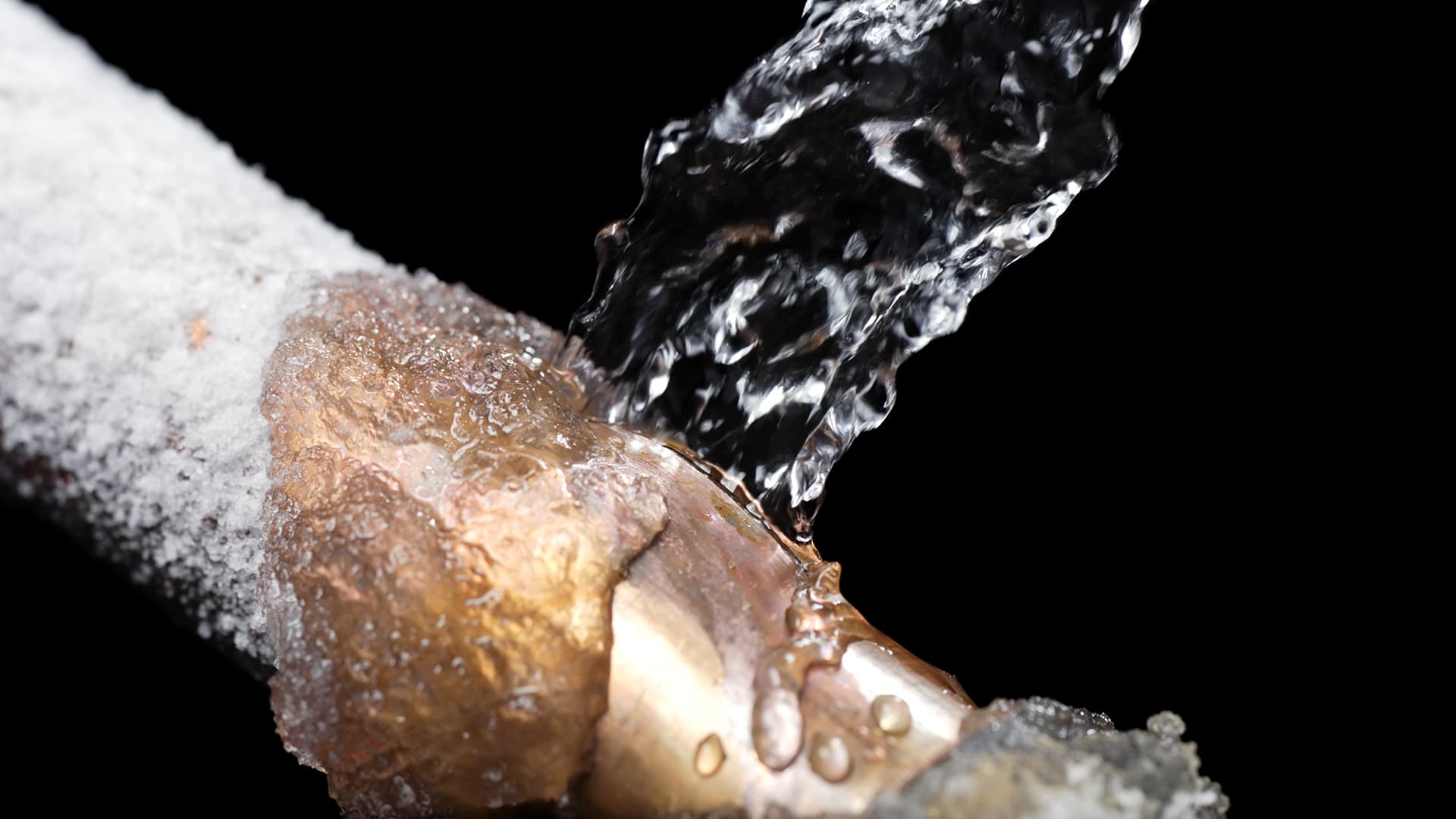 <p data-block-key="zjtea">Jäätyminen alkaa usein riskikohdasta, kuten ulkoseinän nurkasta, alapohjasta tai läpiviennin läheltä, jossa putki jäähtyy nopeimmin. (Kuva Adobe Stock)</p>