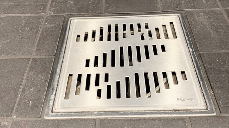 Näin vältät lattiakaivon hajuhaitat lomalla