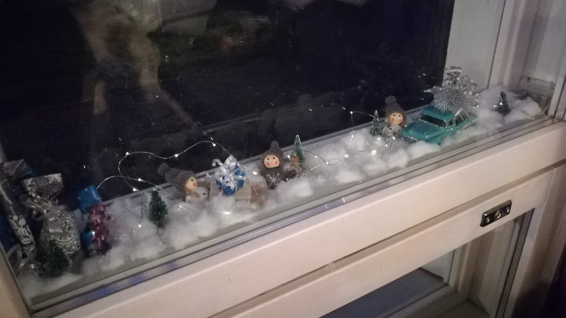 Jouluasetelmat ikkunoiden väliin