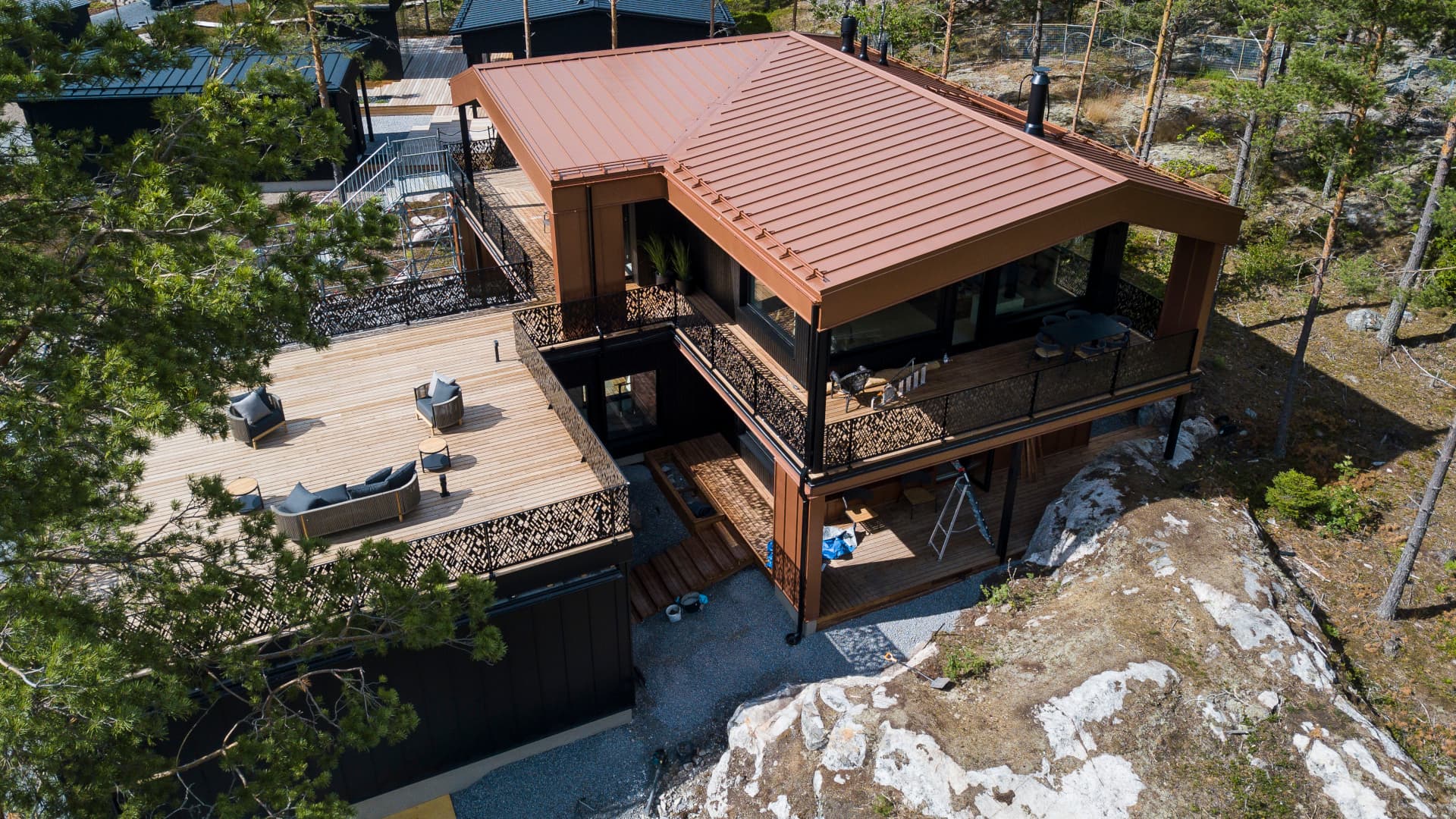 Kuparin värinen peltikatto oli ykkösvalinta Kati Jensenin messutaloon – ”Se on moderni ja näyttää hyvältä”