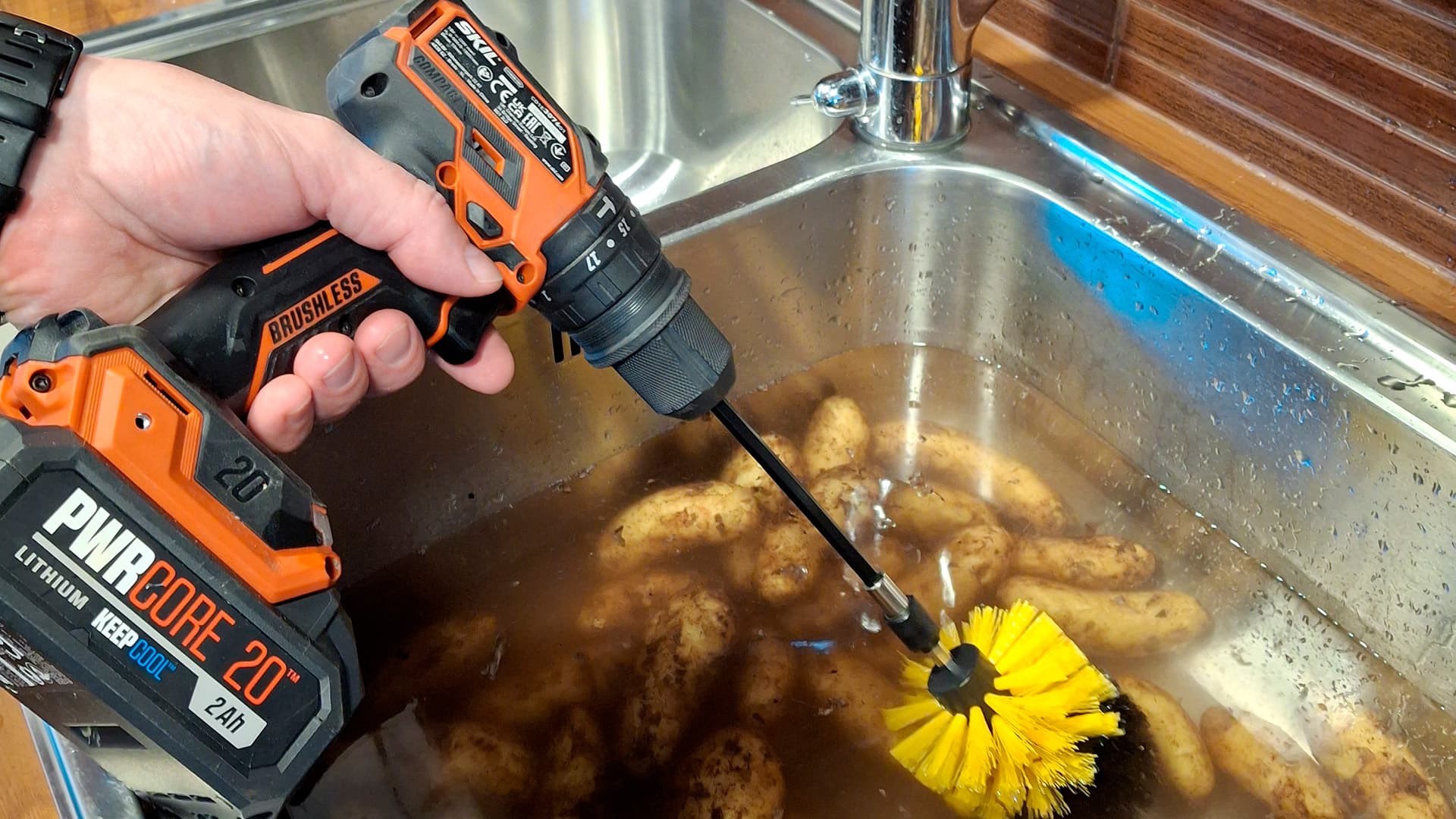 Tämä temppu helpottaa uusien perunoiden pesua – Katso video!