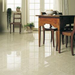 Luonnonkivi on käytössä kestävä ja helppohoitoinen. Lattian Botticino Classico -marmori saa aikaan vaikuttavan kokonaisuuden.