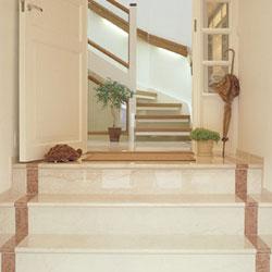 Koristeboordi vaalealla marmorilaatalla vie askeleet arvokkaasti eteisaulaan.