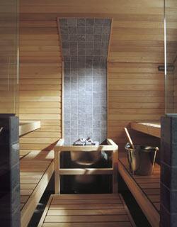 Luonnonkivi sopii myös saunaan. Seinäpinnassa vaaleaa Tulikivi Classicia.