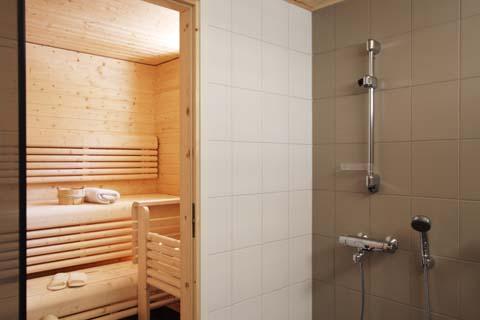Lomatalon sauna ja pesuhuone.