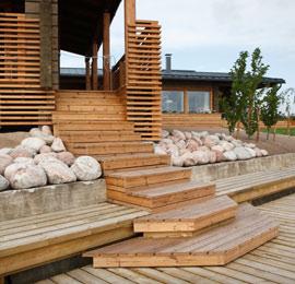 Saunan terassilta laskeudutaan luonnonkivien reunustamia portaita pitkin yhteislaiturille.
