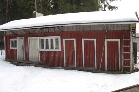 Ulkorakennuksessa on sauna, hellahuone ja kaksi puuvajaa.