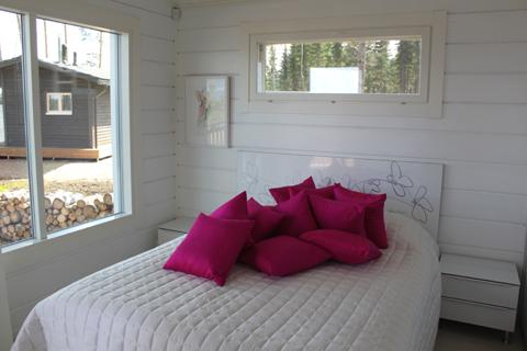 Tyynyissä käytetty fuksianpunainen luo valkoisen tilan kanssa tehokkaan kontrastin.