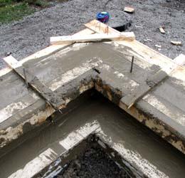 Hierretty betonipinta ja tartuntateräkset asennettuna.