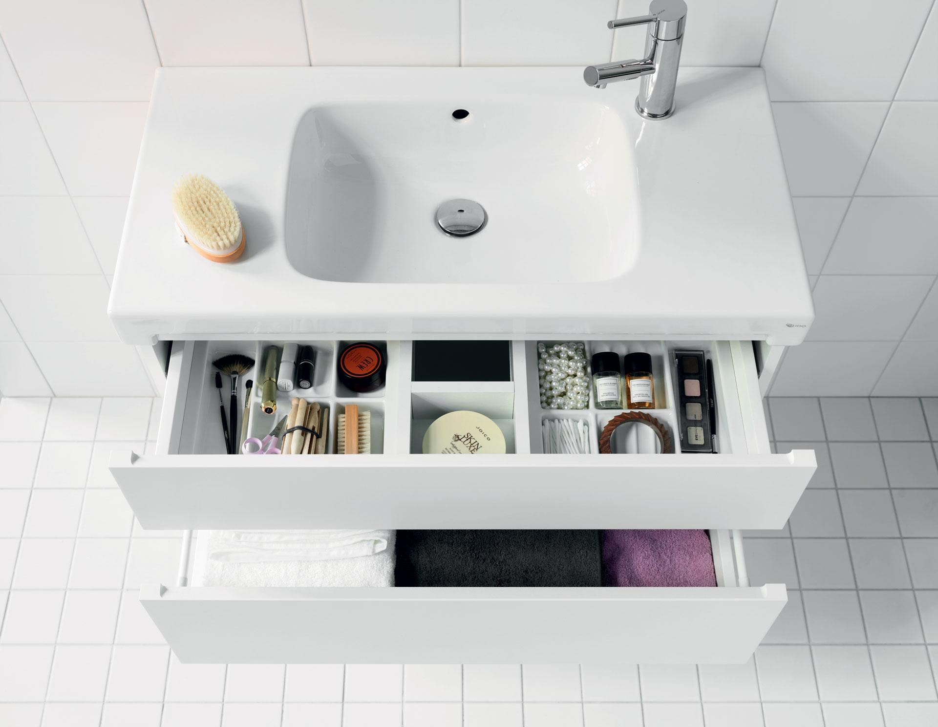 IDOn kylpyhuonekalusteissa lokerikot pitävät tavarat järjestyksessä helposti painamalla avattavissa laatikoissa.