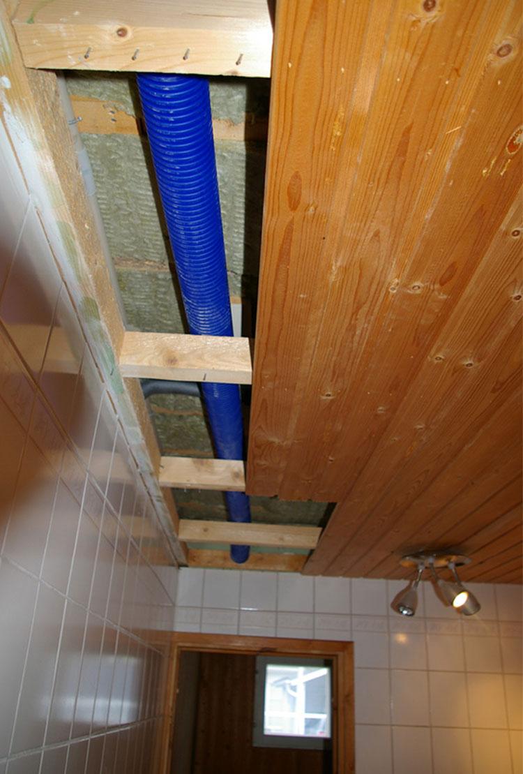 Saunan tuloilmaa varten tarvitsee avata pesuhuoneen kattopaneeleita, jotta BlueSky-kanava pystytään asentamaan löylyhuoneen venttiiliyhteeseen.