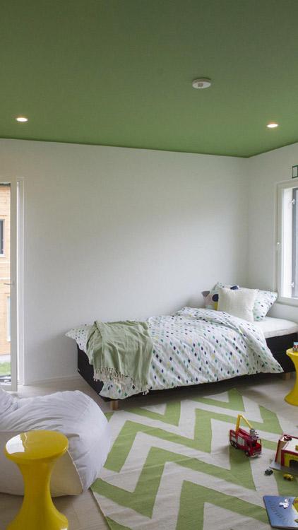 Kohteen 13, Designer167, lastenhuoneissa väri on siirretty kattoon.