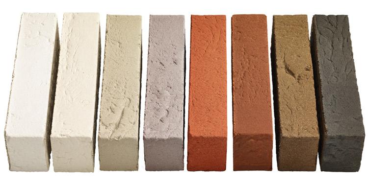 Wienerbergerin Retro-tiilien värivalikoima on laaja. Tiilen pinta on elävän rosoinen. Tiilet vasemmalta oikealle: Superwhite, Tuohi, Pellava, Harmaa, Punainen, Iltarusko, Kaakaonruskea, Grafiitinmusta