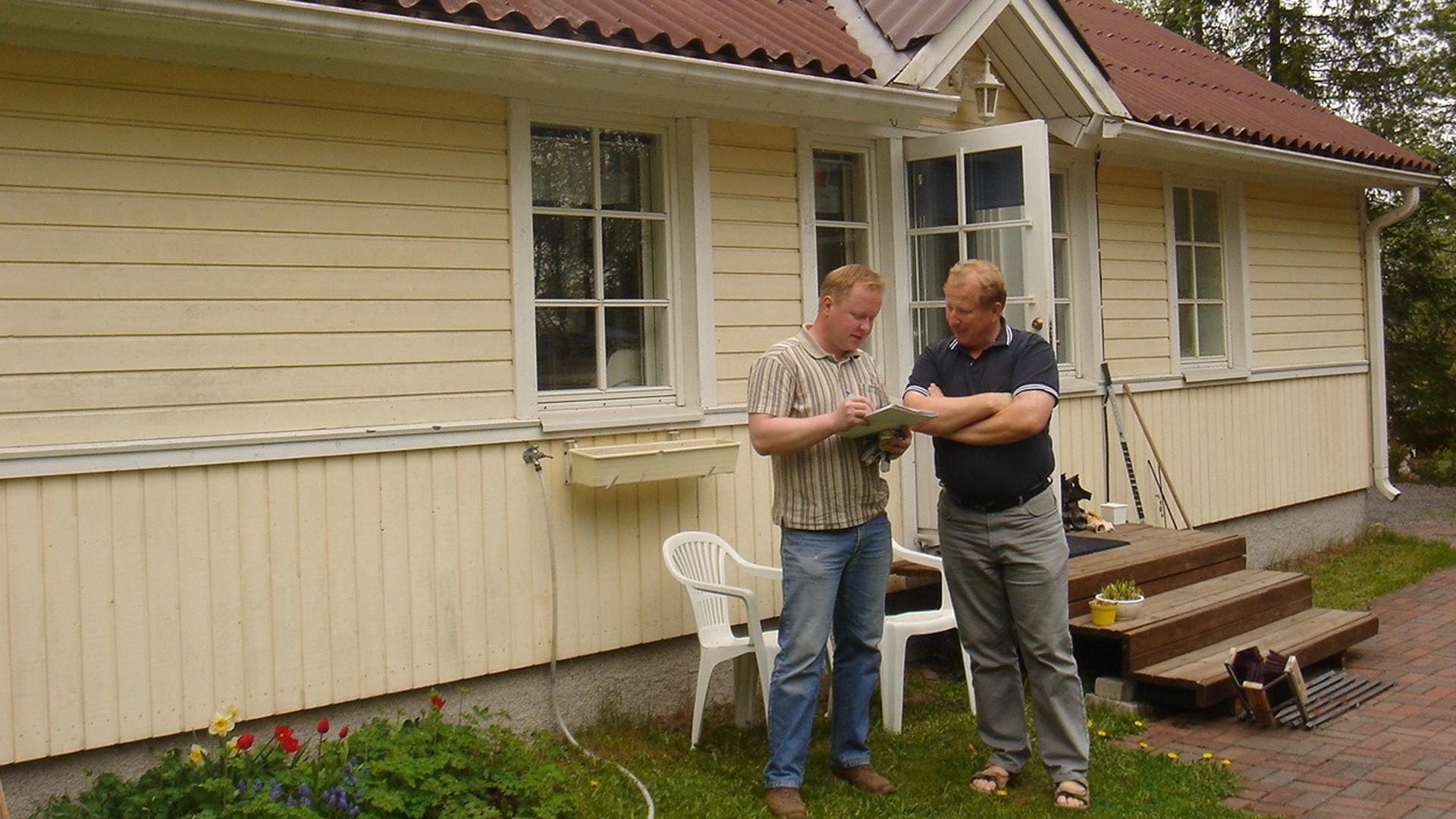 Rakennusmestari Kai Niemelä kertoo talon isännälle katon remontointivaihtoehdosta.