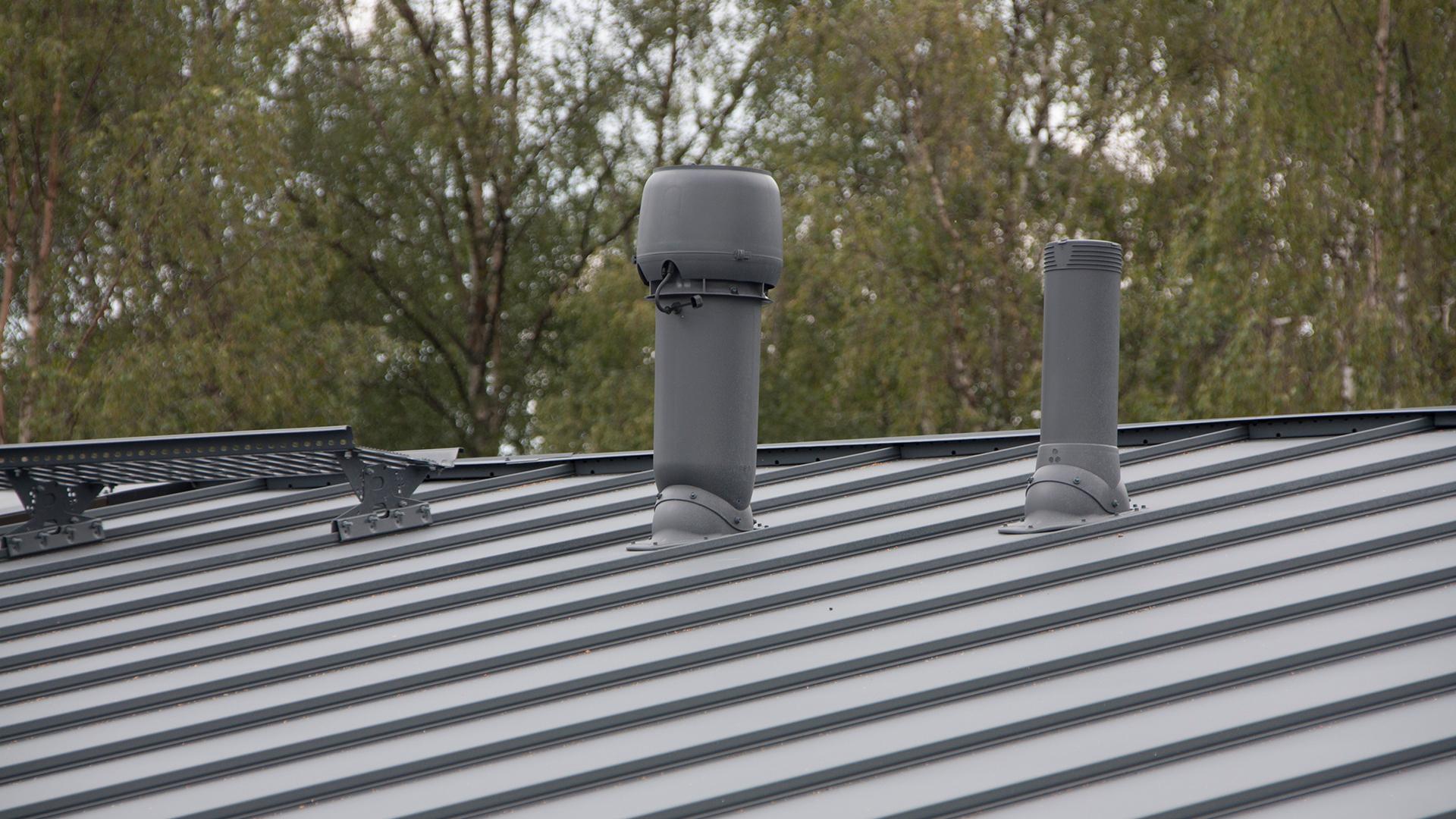 Tuotteet kiinnitettään katolle läpivientien avulla. VILPE®-läpivienti on turvallinen valinta, sillä se on täysin vesitiivis.