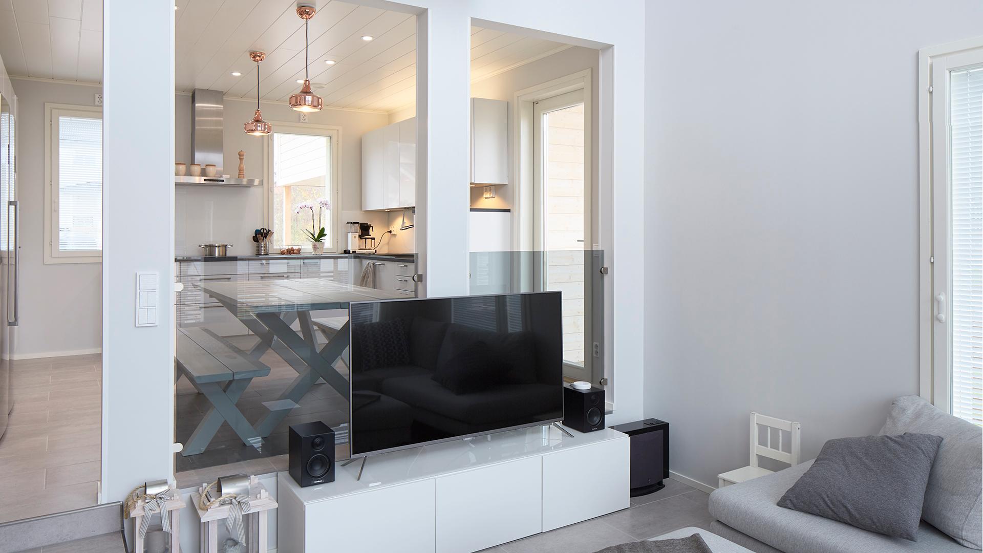 ABB-free@home-kotiautomaatioon on kytketty tv, jonka kautta olohuoneessa saa valotehosteet toimimaan musiikin tahtiin.