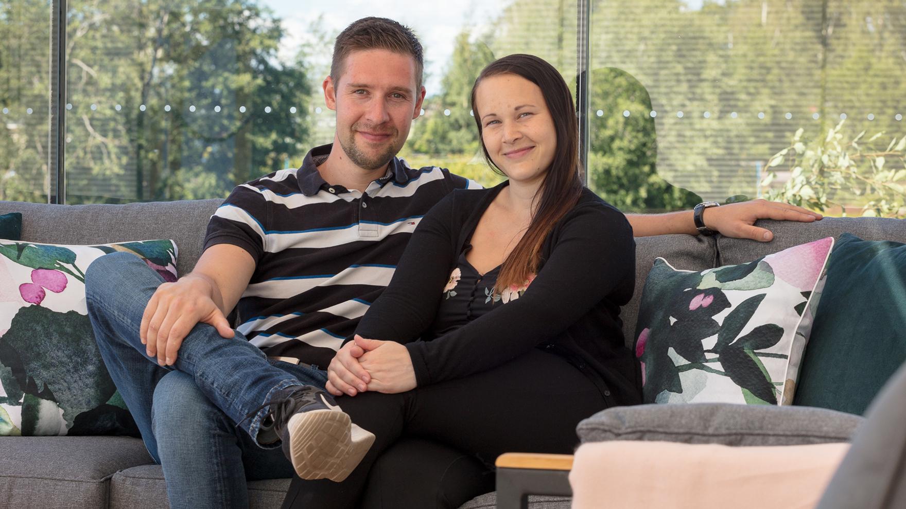 Uuden terassin onnelliset omistajat Anniina Nurminen ja Johan Saarni.
