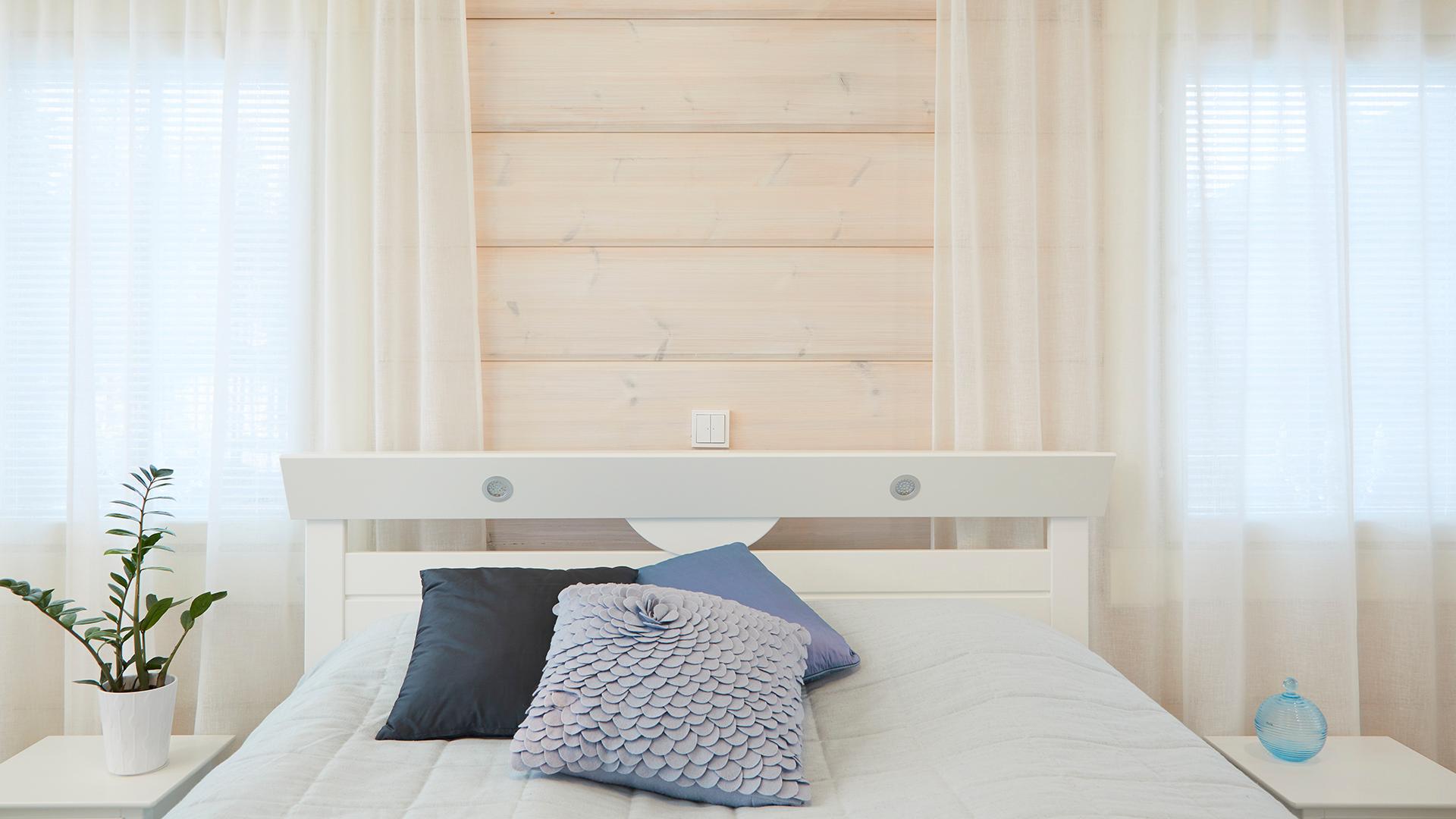 Makuuhuoneeseen voi laittaa kytkimen kätevästi käden ulottuville, jolloin voi sammuttaa valot kaikkialta talosta nousematta sängystä. Tämän voi toteuttaa kätevästi ABB-free@home-kotiautomaatiolla.