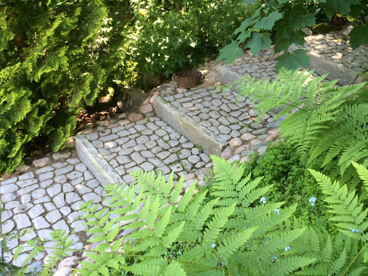 Miten olisi kivetyt portaat, jotka johdattavat puutarhaan? Tässä toteutuksessa on käytetty Louhikiveä.