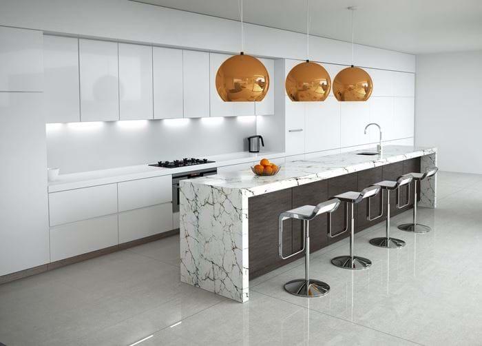 IDEA: Voit jatkaa keittiötasoa kaapistojen sivua pitkin lattiaan asti. Esimerkiksi modernissa saarekkeessa upea kivitaso on todellinen katseenvangitsija.