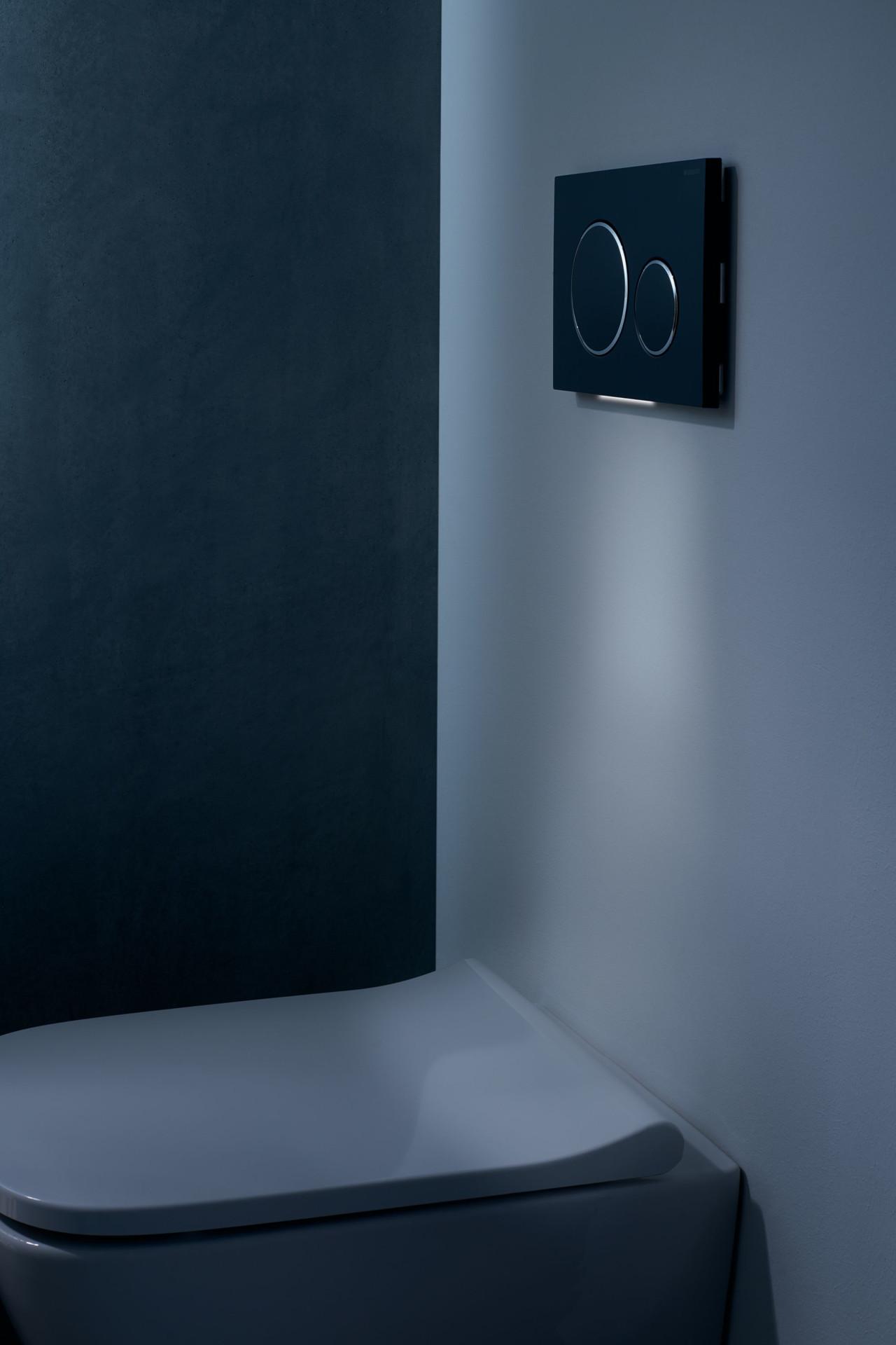 Yöllisiä vessakäyntejä varten huuhtelupainikkeen alla on led-valo, joka syttyy ja sammuu automaattisesti.
