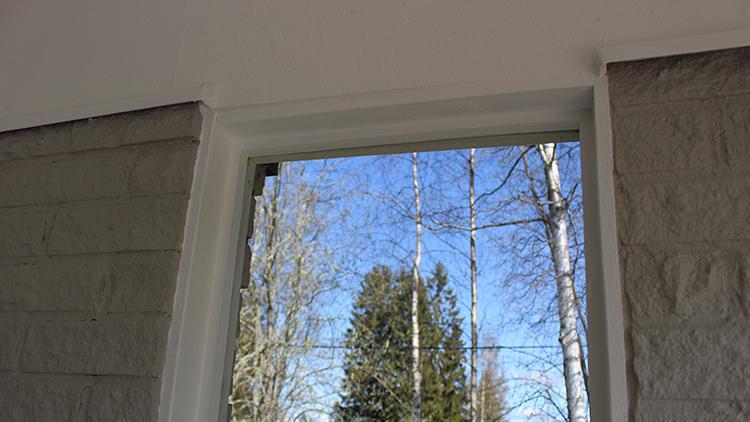 Yksinkertaisetn terassi-ikkunoiden tekeminen on varsin helppoa. Ei tarvita kuin hieman rimaa, muutama pieni naula ja silikonia.