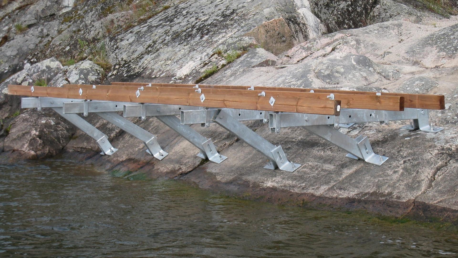 Kallionkylkilaiturin teräsrakenteet kiinnitettynä.