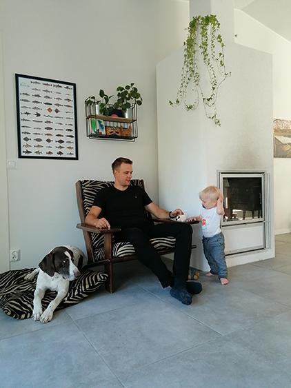Matti, Elias ja Moku-koira viihtyvät erinomaisesti perheen vuonna 2016 valmistuneessa kodissa, jossa ei seiniä tarvitse varoa. Kuva: Jenni Posio.