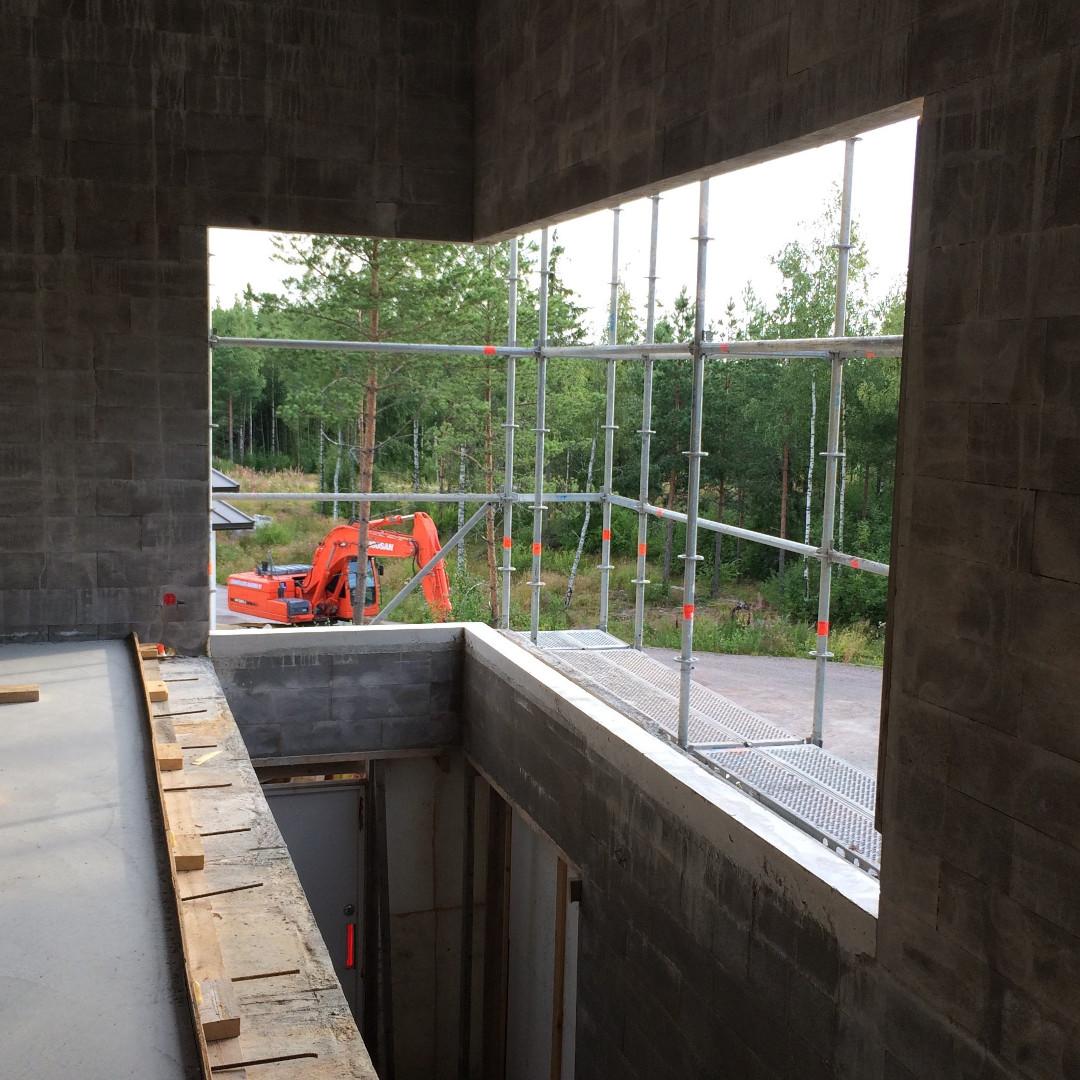 Karmiton kulmaikkuna mahdollistettiin tuennan toteuttamisella ikkuna-aukkoja ympäröivien betoniharkkojen raudoituksen ja betonoinnin avulla. / Kuva: Jenna Järvinen, Instagram: @talo_jj