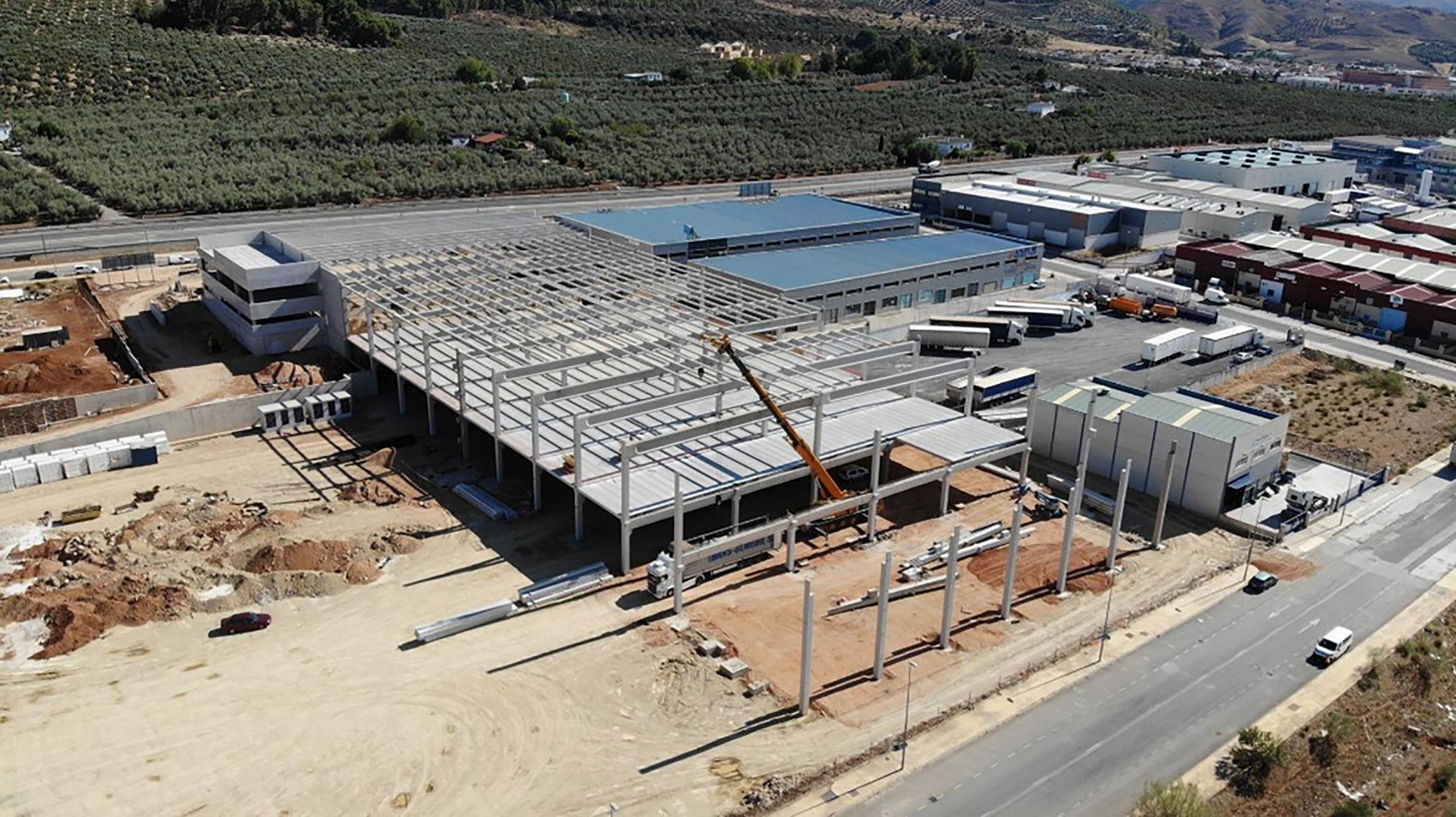 Lumon Cristales España rakentaa parhaillaan parvekelasitehdasta Antequeraan ja tuotannon on tarkoitus alkaa elokuussa 2022.