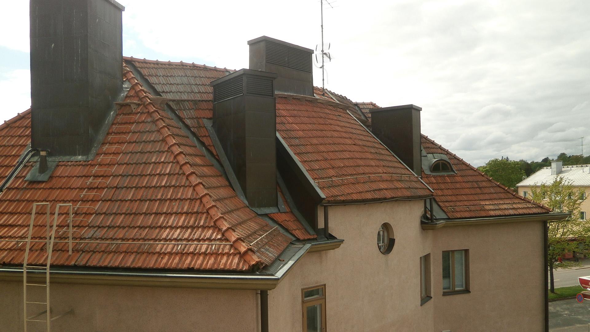 Vanhan katon tiilet olivat jo osittain vaurioituneet ja katon alusrakenteet kaipasivat uusimista.