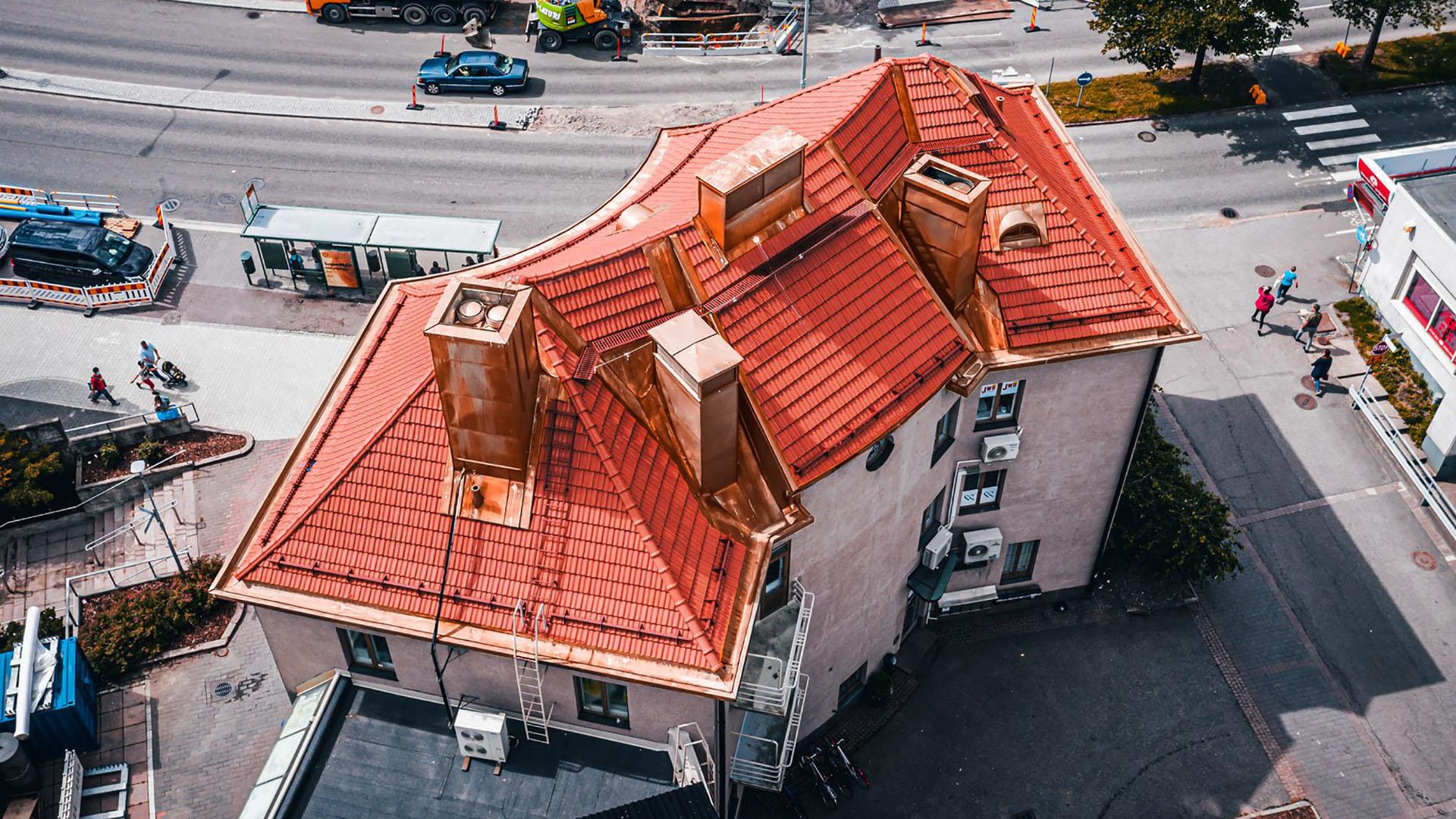 Kattotiilillä pystytään toteuttamaan näyttäviä ja monimuotoisia kattoja. Vuoden 2021 King of Roofs -voiton vei Helsingin Malmilla sijaitseva 1940-luvulla rakennetun liikekerrostalon katto, jonka katemateriaaliksi oli valittu laadukas ja tyylikäs Ormax Granat -savitiili.