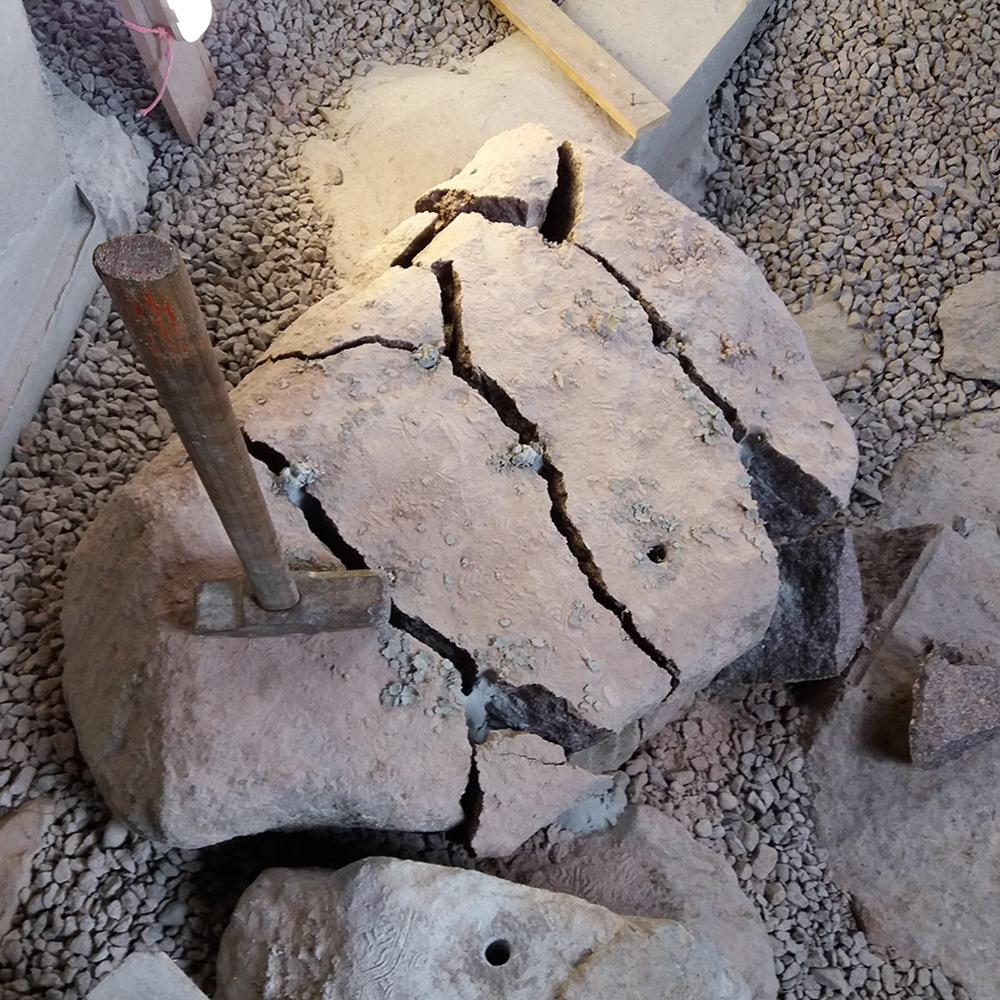 Poraukset kannattaa suunnitella niin, että kivi lohkeaa tarpeeksi pieniksi paloiksi, jolloin lohkareet on helppo kuljettaa pois.