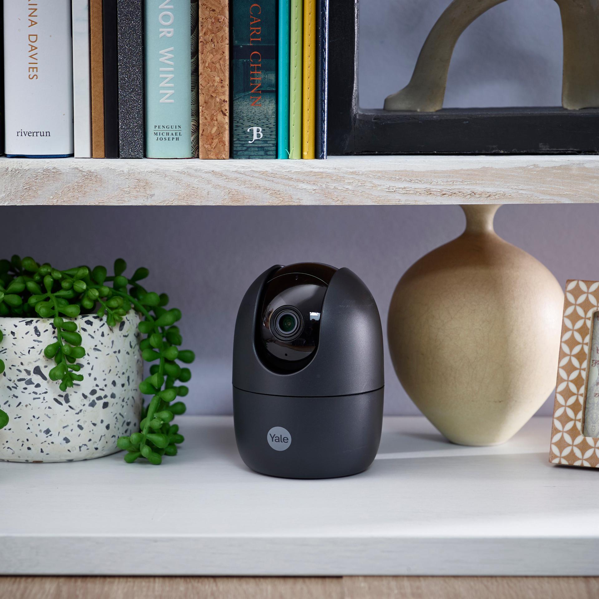 Kurkista, mitä lemmikkisi tekee päivisin Indoor Wi-Fi Camera - Pan & Tilt -sisäkameran avulla.