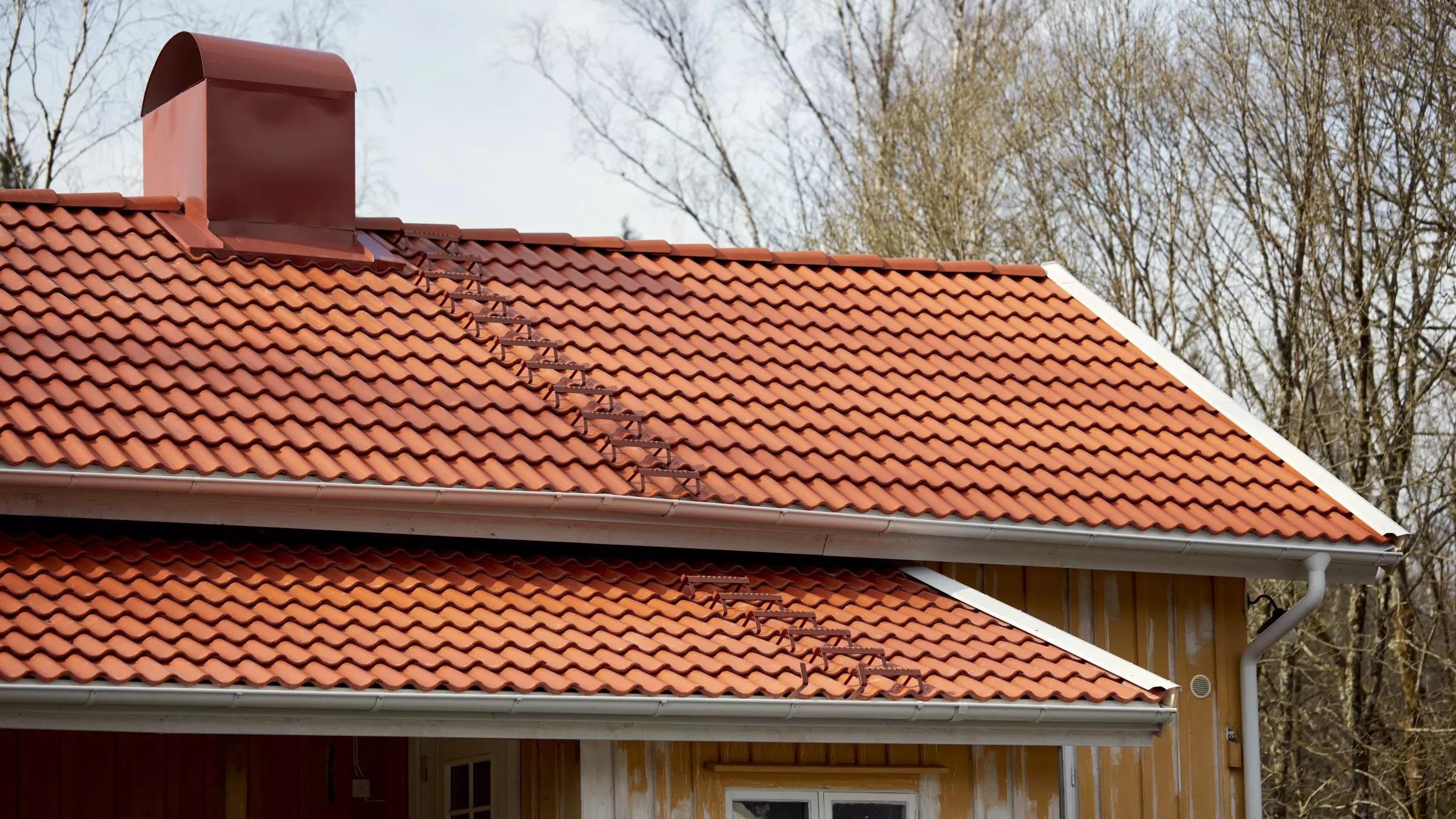 Ormaxin tehtaalla jokainen kattotiili läpivalaistaan laadun varmistamiseksi.