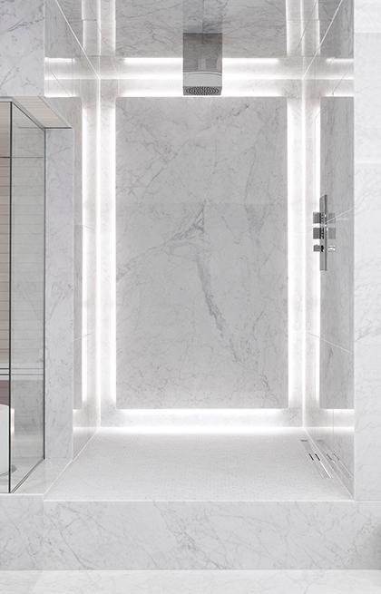 Suihkutilassa on käytetty pintamateriaalina Carrara-marmoria.