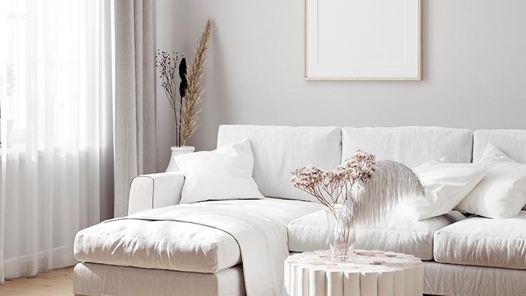 Hieman sävytetty valkoinen seinä on helpompi kumppani vitivalkoiselle sohvalle.