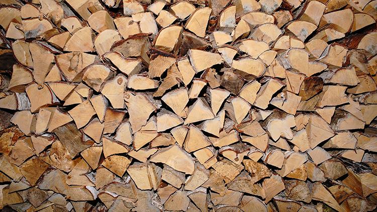 <p data-block-key="hh6ir">Polttamalla puhdasta, kuivaa puuta hyvällä vedolla, voit vähentää pienhiukkaspäästöjen määrää.</p>